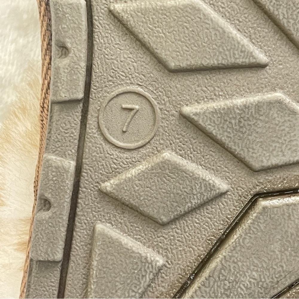 Cozy Tan Faux Fur Women's Slippers size 7 - Picture 5 of 6